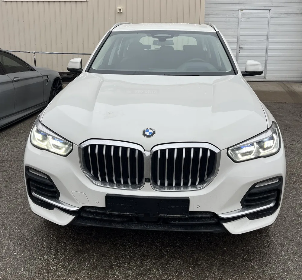 Valge BMW X5 enne ümberehitust