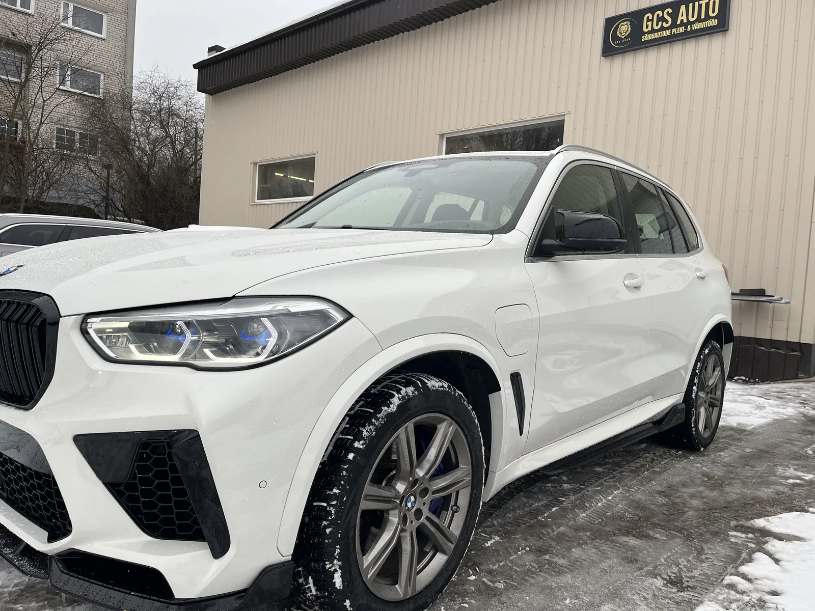 Valge BMW X5 küljelt pärast ümberehitust