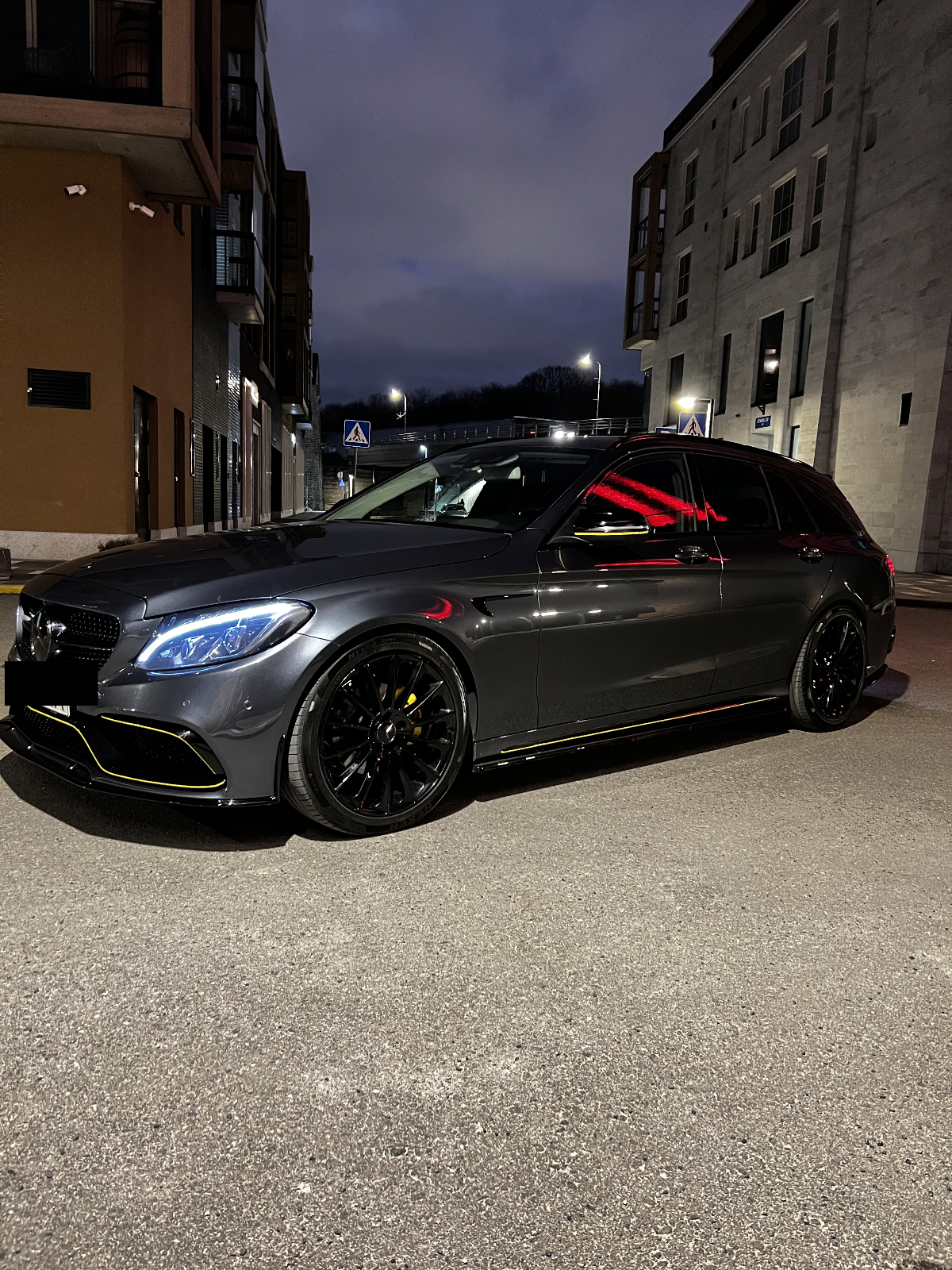 Mercedes-AMG C63 Estate eestvaade öise linnamaastiku taustal