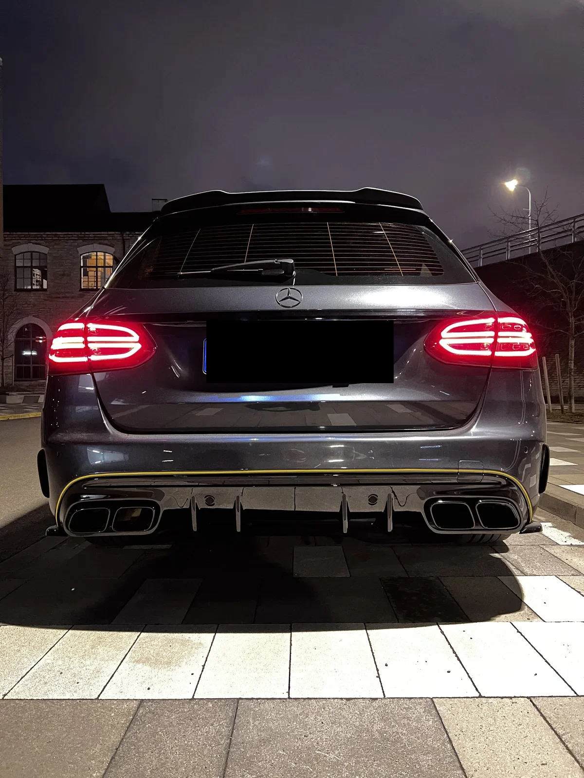 Mercedes-AMG C63 Estate tagantvaade öövalguses