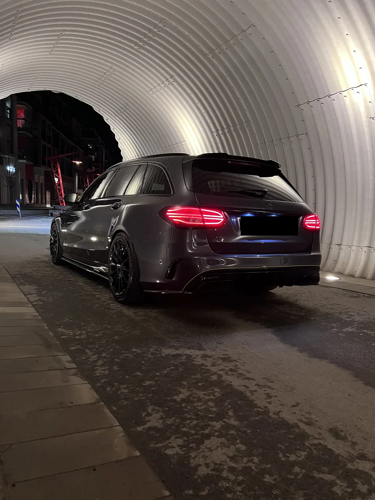 Mercedes-AMG C63 Estate tunnelis helendavate tagatuledega